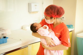 母婴护理师培训学校分享：正确抱新生儿